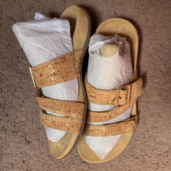 Women’s VIONIC tan gold flecked sandals size 7W or 7 Wide. - Picture 3 of 9